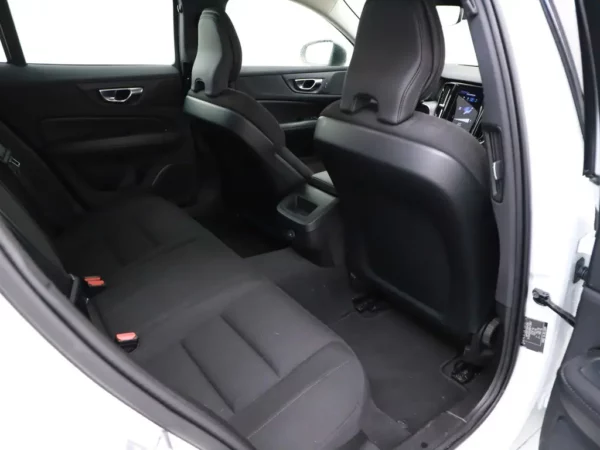 Volvo V60 2.0 B3 Momentum Advantage