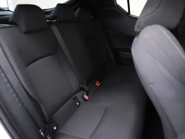 Photo 19 of 28 of NMTKZ3BX40R135763 Toyota C-HR 1.8 Hybrid Dynamic (5-drs SUV)