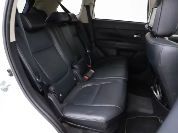 Photo 21 of 28 of JMBXDGG2WEZ002485 Mitsubishi Outlander 2.0 PHEV Instyle+