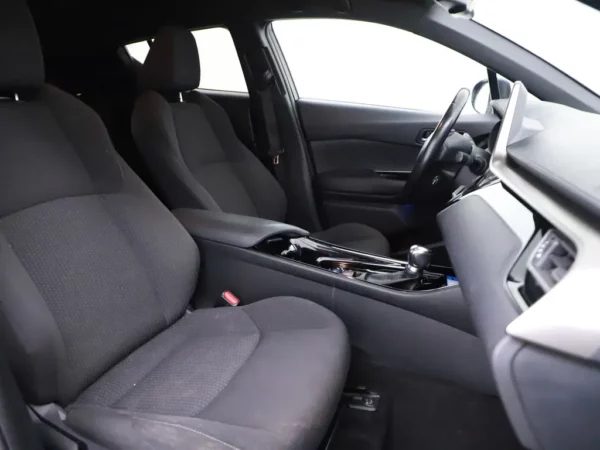 Photo 21 of 28 of NMTKZ3BX40R135763 Toyota C-HR 1.8 Hybrid Dynamic (5-drs SUV)