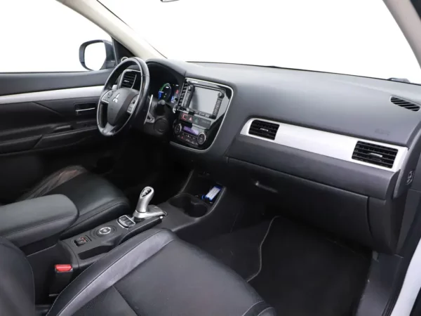 Photo 22 of 28 of JMBXDGG2WEZ002485 Mitsubishi Outlander 2.0 PHEV Instyle+