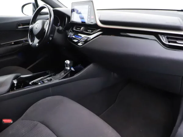 Photo 22 of 28 of NMTKZ3BX40R135763 Toyota C-HR 1.8 Hybrid Dynamic (5-drs SUV)