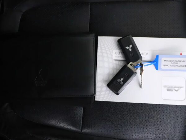 Photo 24 of 28 of JMBXDGG2WEZ002485 Mitsubishi Outlander 2.0 PHEV Instyle+