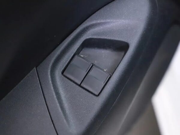 Photo 5 of 21 of VF3PSCFB7LR074657 Peugeot 108 1.0 e-VTi Active (5-drs Hatchb.)