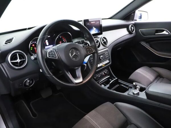 Mercedes-Benz CLA-Klasse Shooting Brake 180 Aut. Urban Ambition
