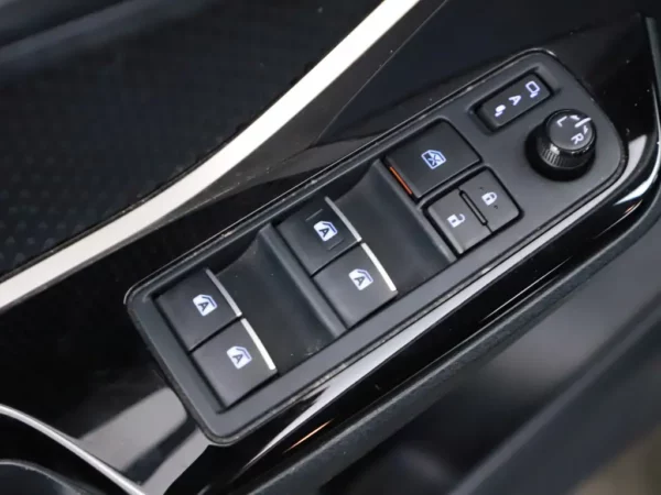 Photo 6 of 28 of NMTKZ3BX40R135763 Toyota C-HR 1.8 Hybrid Dynamic (5-drs SUV)