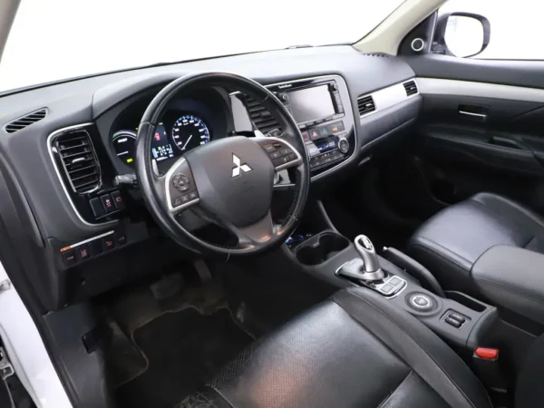 Photo 8 of 28 of JMBXDGG2WEZ002485 Mitsubishi Outlander 2.0 PHEV Instyle+
