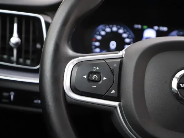 Volvo V60 2.0 B3 Momentum Advantage