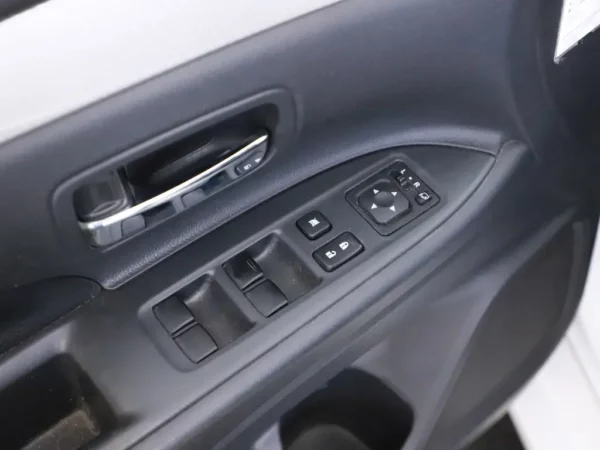 Photo 9 of 28 of JMBXDGG2WEZ002485 Mitsubishi Outlander 2.0 PHEV Instyle+