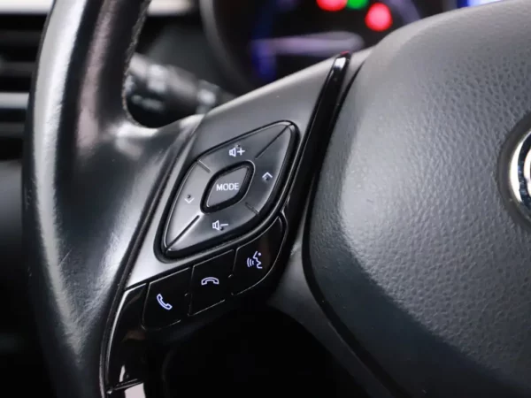 Photo 9 of 28 of NMTKZ3BX40R135763 Toyota C-HR 1.8 Hybrid Dynamic (5-drs SUV)