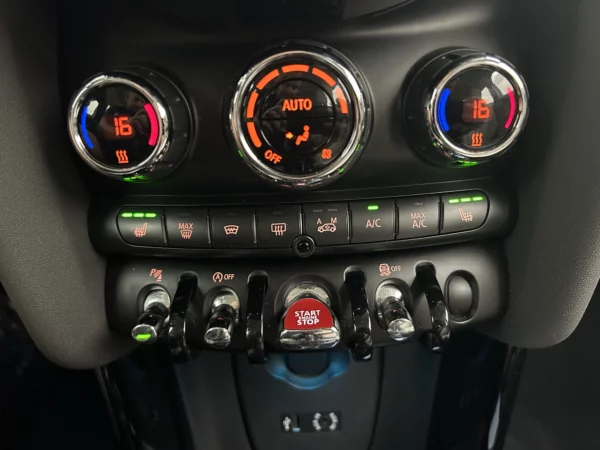MINI 5-deurs 2.0 Cooper S Aut. Chili Serious Business Nav