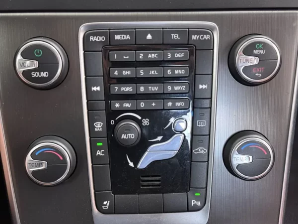 Photo 11 of 23 of YV1FS45HBE2309207 Volvo S60 1.6 T3 Momentum Aut. Leder