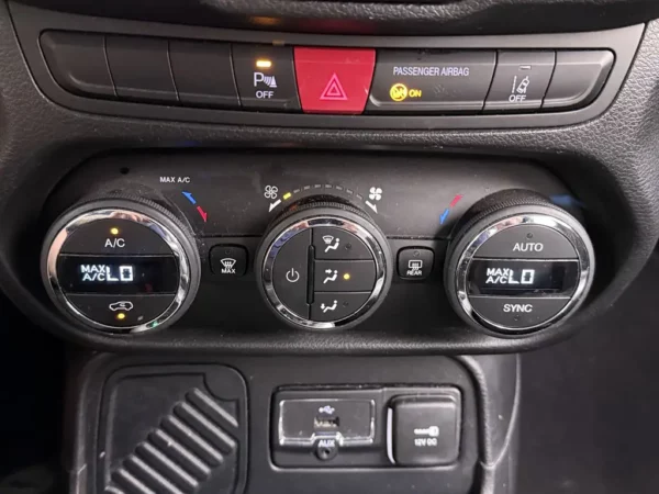 Photo 13 of 24 of 1C4BU0000FPC07725 Jeep Renegade 1.4 MultiAir Longitude Aut. Leder