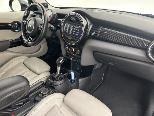 MINI 5-deurs 2.0 Cooper S Aut. Chili Serious Business Nav