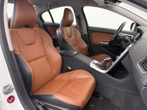 Photo 16 of 23 of YV1FS45HBE2309207 Volvo S60 1.6 T3 Momentum Aut. Leder