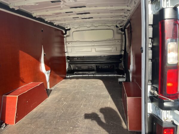 Photo 16 of 28 of P-Renault-Trafic H1.L2 Grand confort 2.0 DCI 120cv-2021 Renault Trafic H1.L2 Grand confort 2.0 DCI 120cv