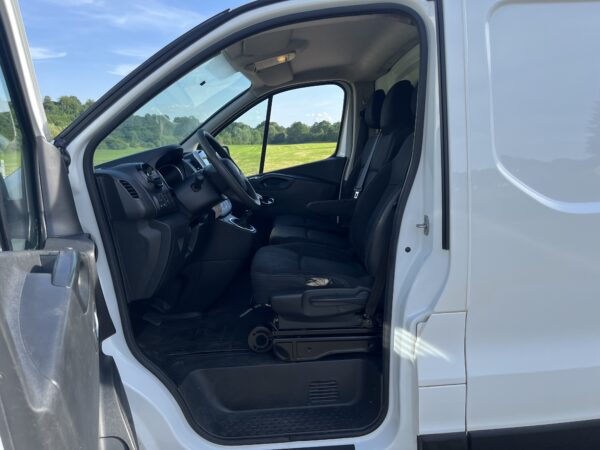 Photo 20 of 28 of P-Renault-Trafic H1.L2 Grand confort 2.0 DCI 120cv-2021 Renault Trafic H1.L2 Grand confort 2.0 DCI 120cv