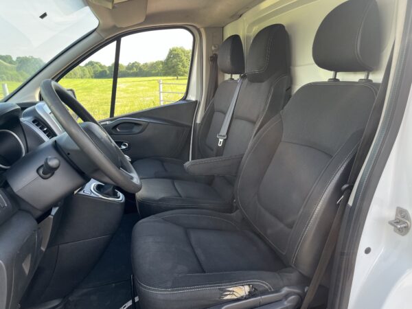 Photo 21 of 28 of P-Renault-Trafic H1.L2 Grand confort 2.0 DCI 120cv-2021 Renault Trafic H1.L2 Grand confort 2.0 DCI 120cv