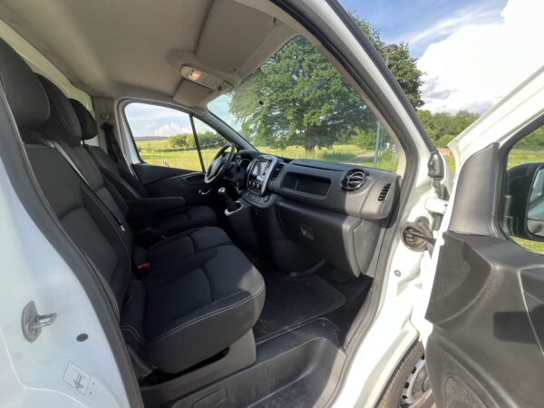 Photo 24 of 28 of P-Renault-Trafic H1.L2 Grand confort 2.0 DCI 120cv-2021 Renault Trafic H1.L2 Grand confort 2.0 DCI 120cv