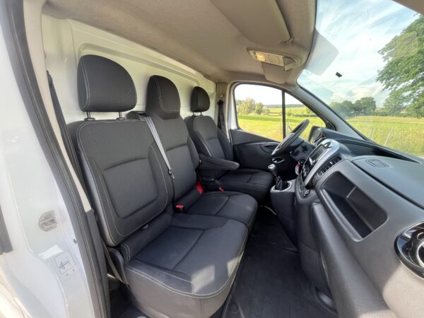 Photo 25 of 28 of P-Renault-Trafic H1.L2 Grand confort 2.0 DCI 120cv-2021 Renault Trafic H1.L2 Grand confort 2.0 DCI 120cv