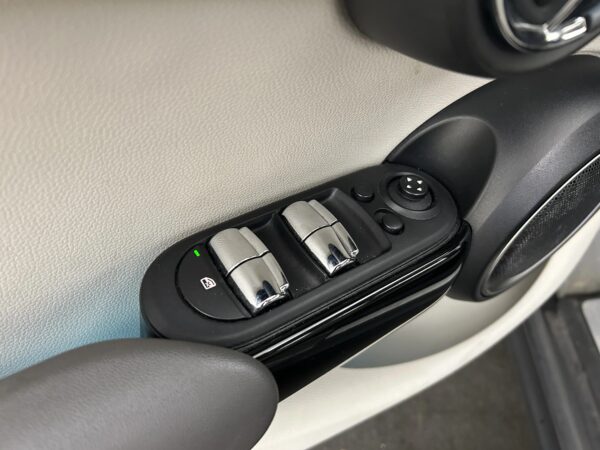MINI 5-deurs 2.0 Cooper S Aut. Chili Serious Business Nav