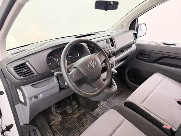 Photo 5 of 21 of YARVAYHVKGZ165374 Toyota Proace Shuttle 1.5 D-4D Cool Comfort Compact