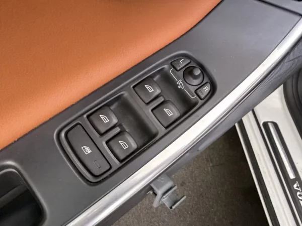 Photo 6 of 23 of YV1FS45HBE2309207 Volvo S60 1.6 T3 Momentum Aut. Leder
