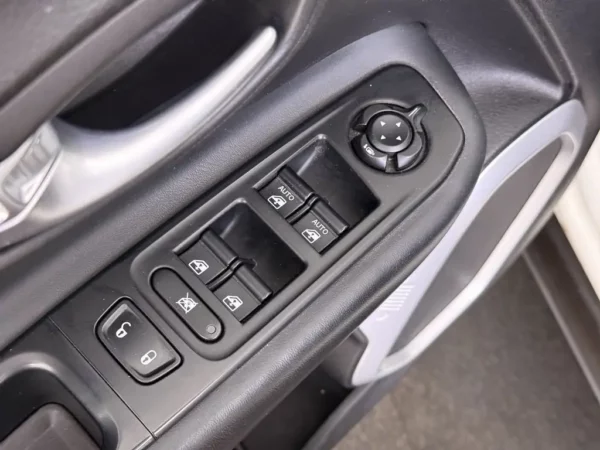 Photo 6 of 24 of 1C4BU0000FPC07725 Jeep Renegade 1.4 MultiAir Longitude Aut. Leder