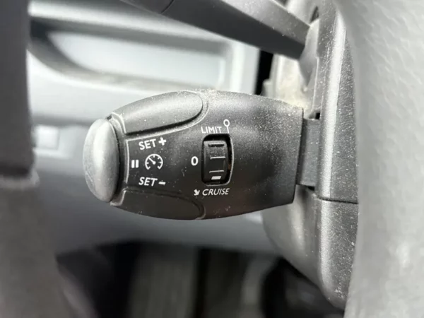 Photo 7 of 21 of YARVAYHVKGZ165374 Toyota Proace Shuttle 1.5 D-4D Cool Comfort Compact