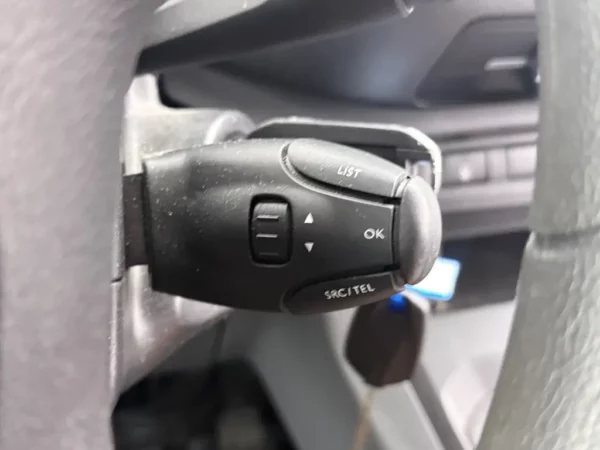 Photo 8 of 21 of YARVAYHVKGZ165374 Toyota Proace Shuttle 1.5 D-4D Cool Comfort Compact