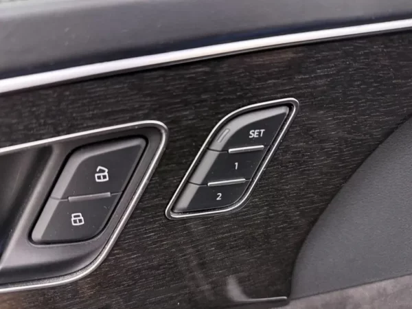 Photo 10 of 34 of WAUZZZ4M9MD013937 Audi Q7 55 TFSI e quattro Pro Line Plus