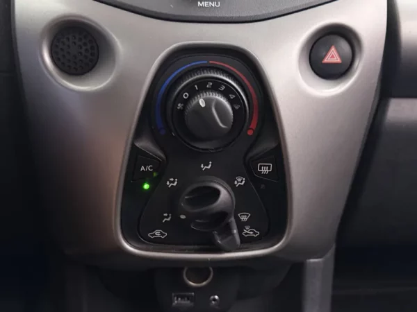 Photo 11 of 22 of VF3PSCFB3GR106526 Peugeot 108 1.0 e-VTi Active