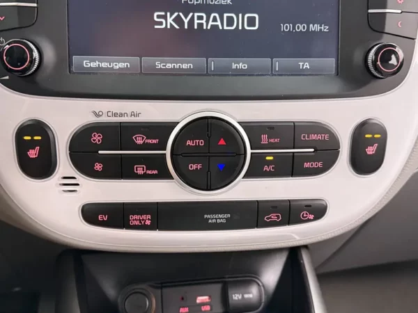 Photo 12 of 25 of KNAJX81EFG7014985 Kia Soul EV ExecutiveLine 27 kWh