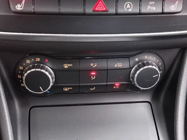 Photo 13 of 24 of WDD1173421N254709 Mercedes-Benz CLA-Klasse 180 Ambition
