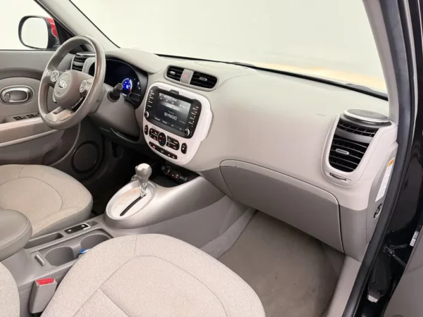 Photo 17 of 25 of KNAJX81EFG7014985 Kia Soul EV ExecutiveLine 27 kWh