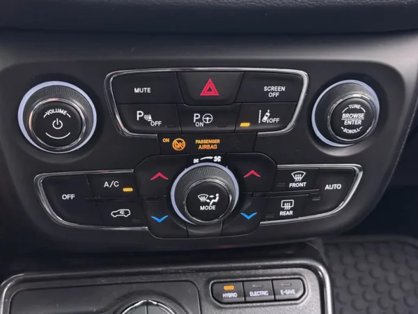 Photo 18 of 31 of ZACNJDEWXLPR03372 Jeep Compass 4xe 240 Plug-in Hybrid Electric