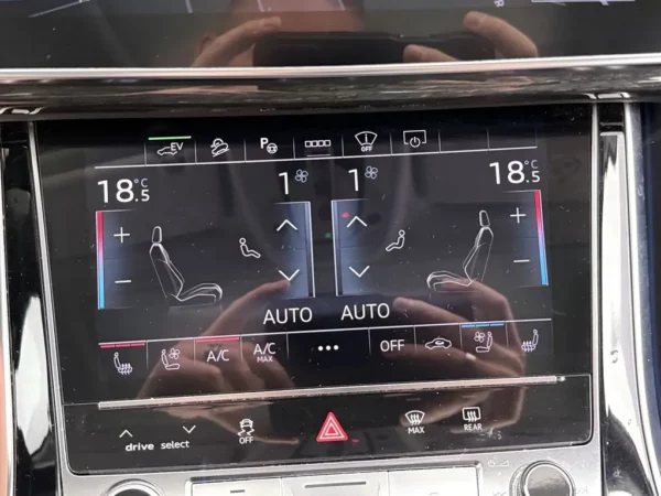 Photo 20 of 34 of WAUZZZ4M9MD013937 Audi Q7 55 TFSI e quattro Pro Line Plus
