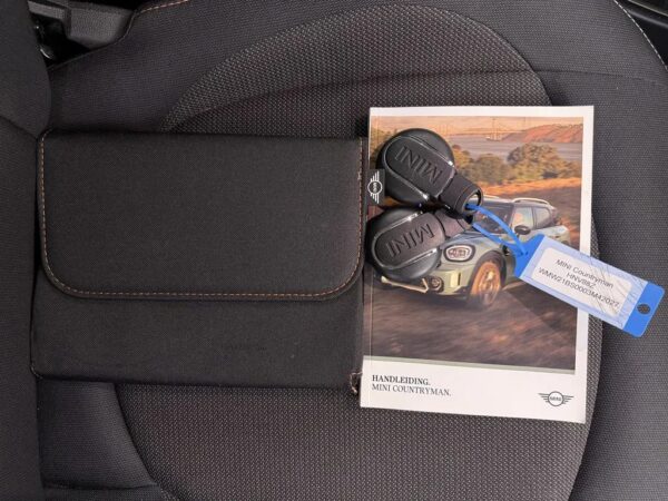 Photo 21 of 25 of WMW21BS0003M42027 MINI Countryman 1.5 Cooper S Automaat E ALL4 Chili