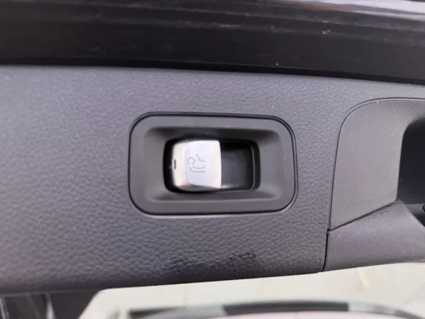 Photo 21 of 32 of W1N2539531V290493 Mercedes-Benz GLC 300e 4MATIC Premium Plus