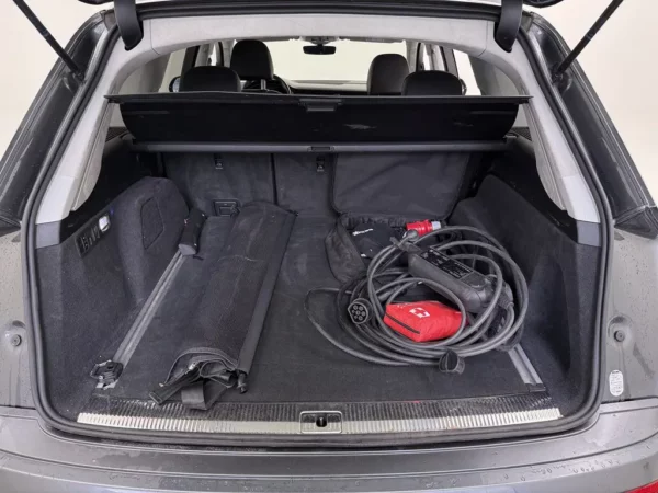 Photo 23 of 34 of WAUZZZ4M9MD013937 Audi Q7 55 TFSI e quattro Pro Line Plus