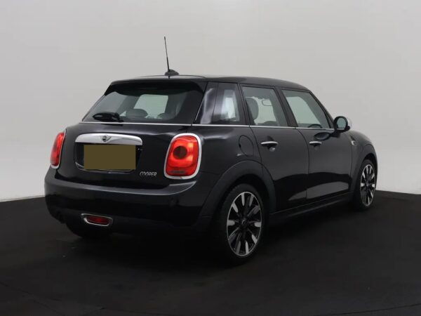 Photo 3 of 23 of WMWXS510602B14559 MINI 5-deurs 1.5 Cooper Chili