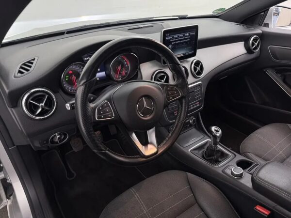 Photo 5 of 24 of WDD1173421N254709 Mercedes-Benz CLA-Klasse 180 Ambition