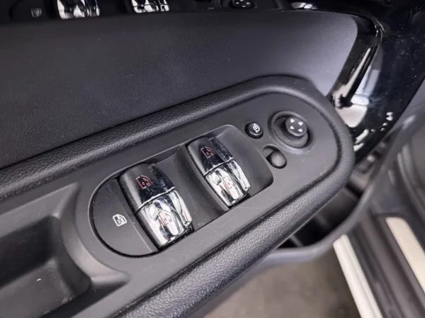 Photo 6 of 25 of WMW21BS0003M42027 MINI Countryman 1.5 Cooper S Automaat E ALL4 Chili