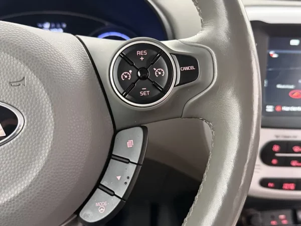 Photo 8 of 25 of KNAJX81EFG7014985 Kia Soul EV ExecutiveLine 27 kWh