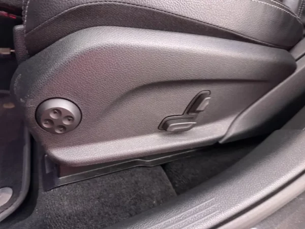 Photo 8 of 29 of WDC2539811V230890 Mercedes-Benz GLC 200 4MATIC Business Solution AMG