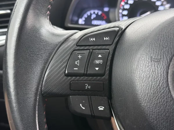 Photo 9 of 24 of JMZBM546811118317 Mazda 3 2.0 TS+ Aut.