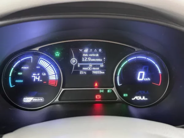 Photo 9 of 25 of KNAJX81EFG7014985 Kia Soul EV ExecutiveLine 27 kWh