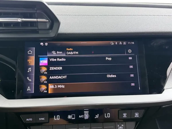 Photo 11 of 25 of WAUZZZGY5NA052218 Audi A3 Sportback 30 TFSI DSG S-Line