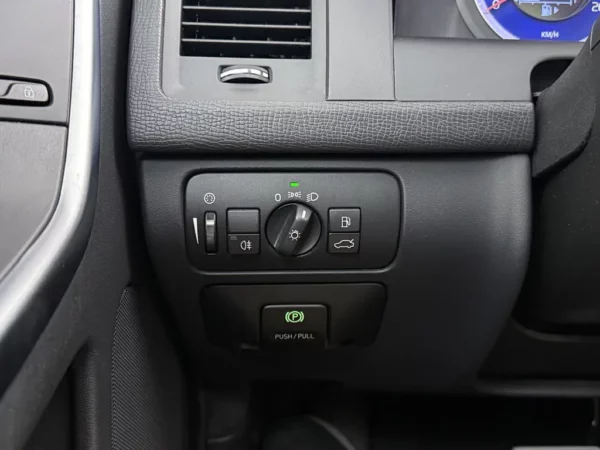 Photo 11 of 29 of YV1DZ7046A2097532 Volvo XC60 2.4 D5 AWD R-Design
