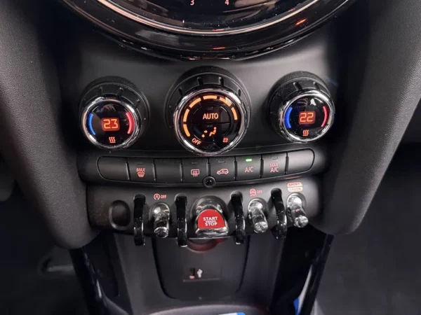 Photo 15 of 20 of WMW21DH0902P84441 MINI 3-deurs 1.5 One Business Edition FaceLift